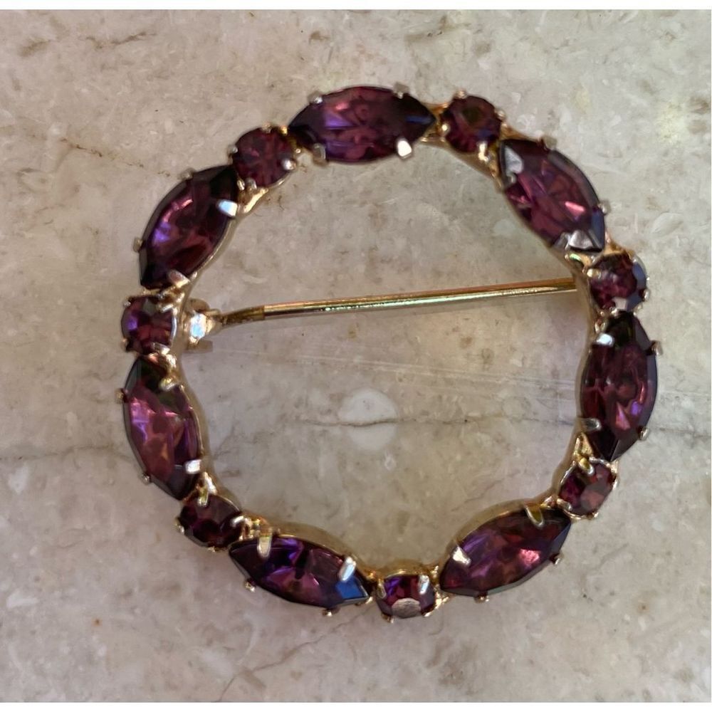 Dainty purple rhinestone unsigned circle brooch